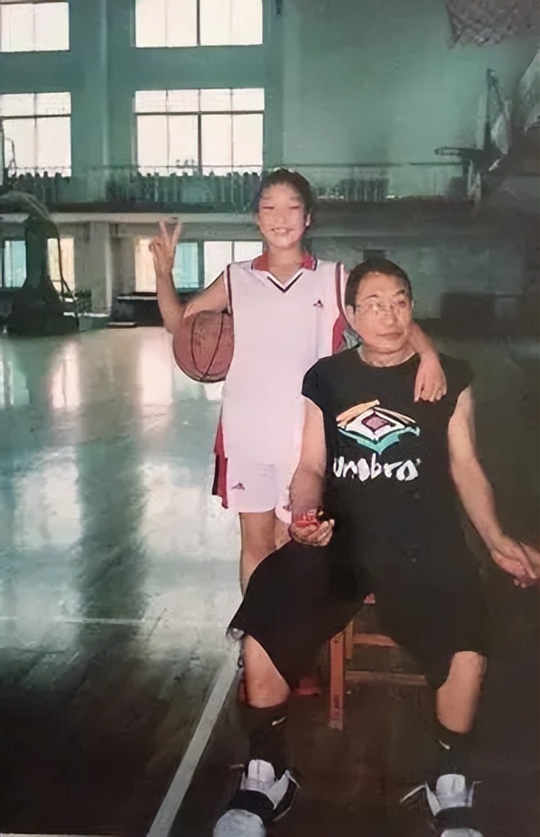 李梦：16岁差点退役，母亲患癌，父亲尿毒症，如今撑起女篮一片天