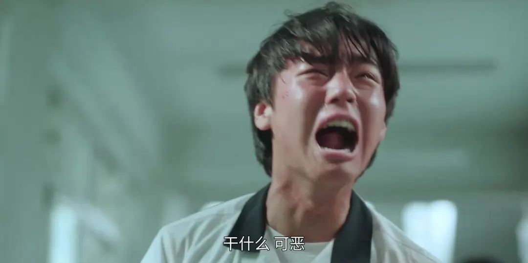 扇耳光连踹三脚,扇巴掌却踢人一脚