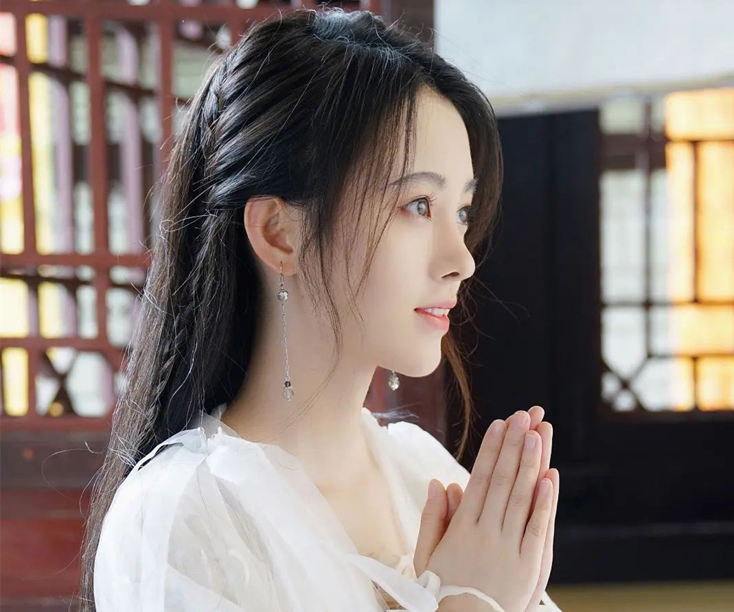 从“相貌平平”到千娇百媚，这7位女星的脸，前后差距让人破大防