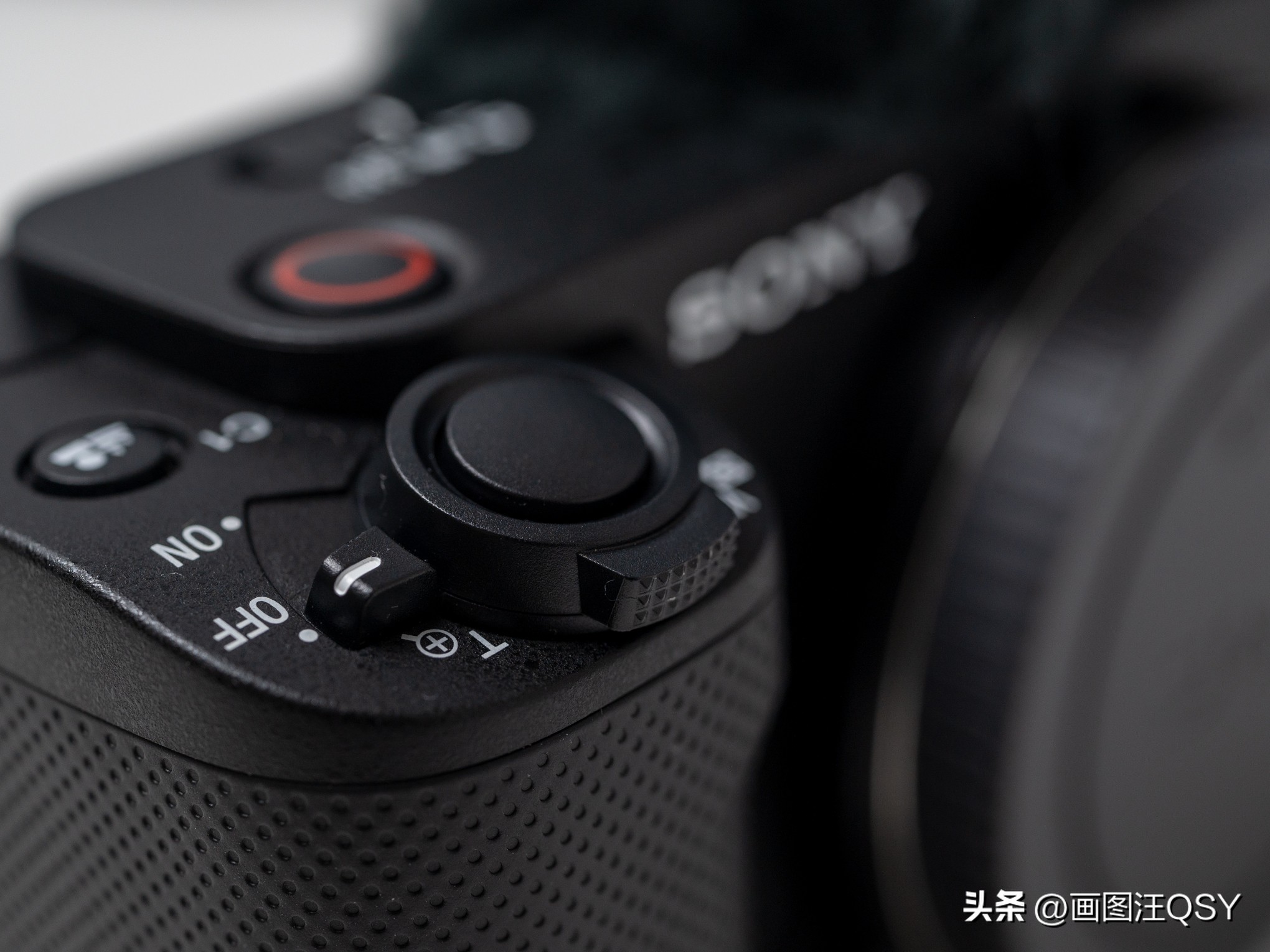 技术不够装备来凑，索尼ZV-E1真定位新手？Vlog初学者心得分享