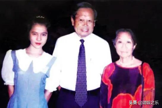 翁帆杨振宁近照曝光情侣装,翁帆和杨振宁亡妻一模一样