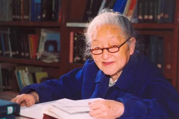 居里夫人何泽慧简历,何泽慧与居里夫人合影照片