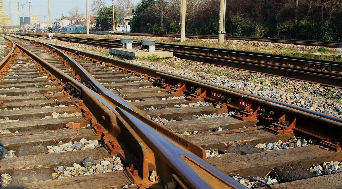 火车上的粪便是直接放到铁轨上吗,为什么火车上的粪便被排到铁轨上