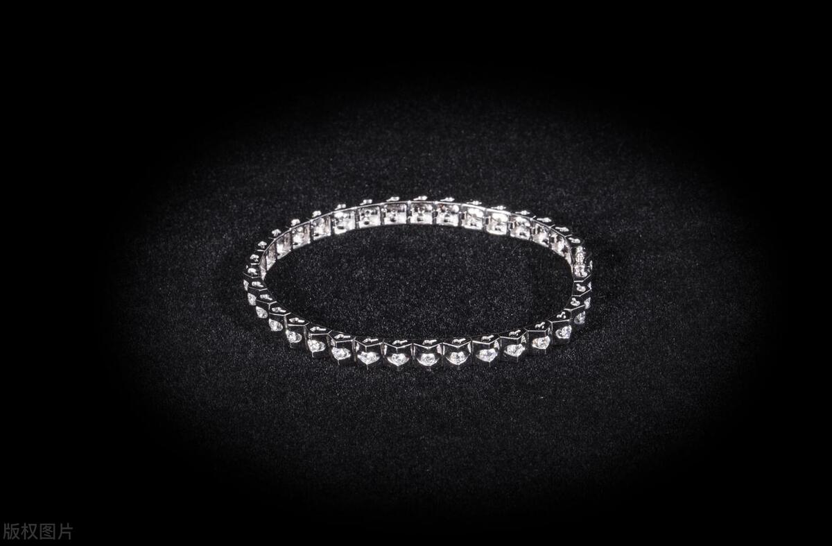 送手链给女孩代表什么意思，向女孩赠送手链背后的意义