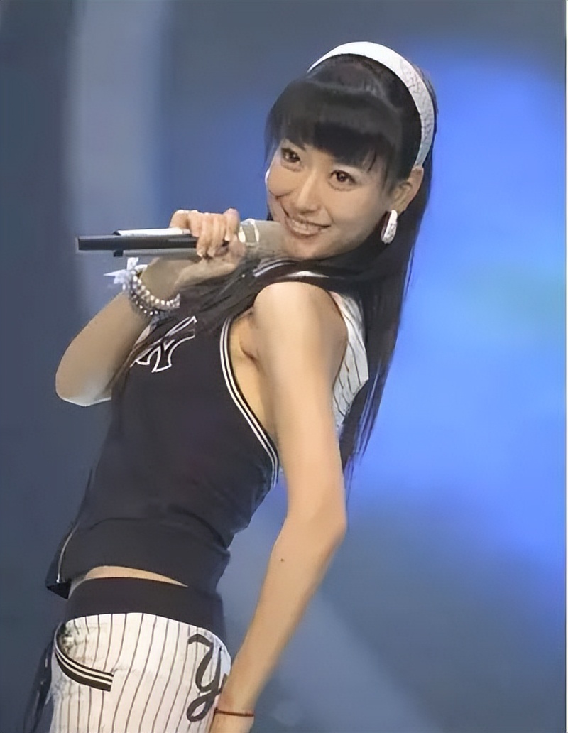 她是英皇在内地一姐,靠成龙力捧出演《神话》,礼服事件备受争议