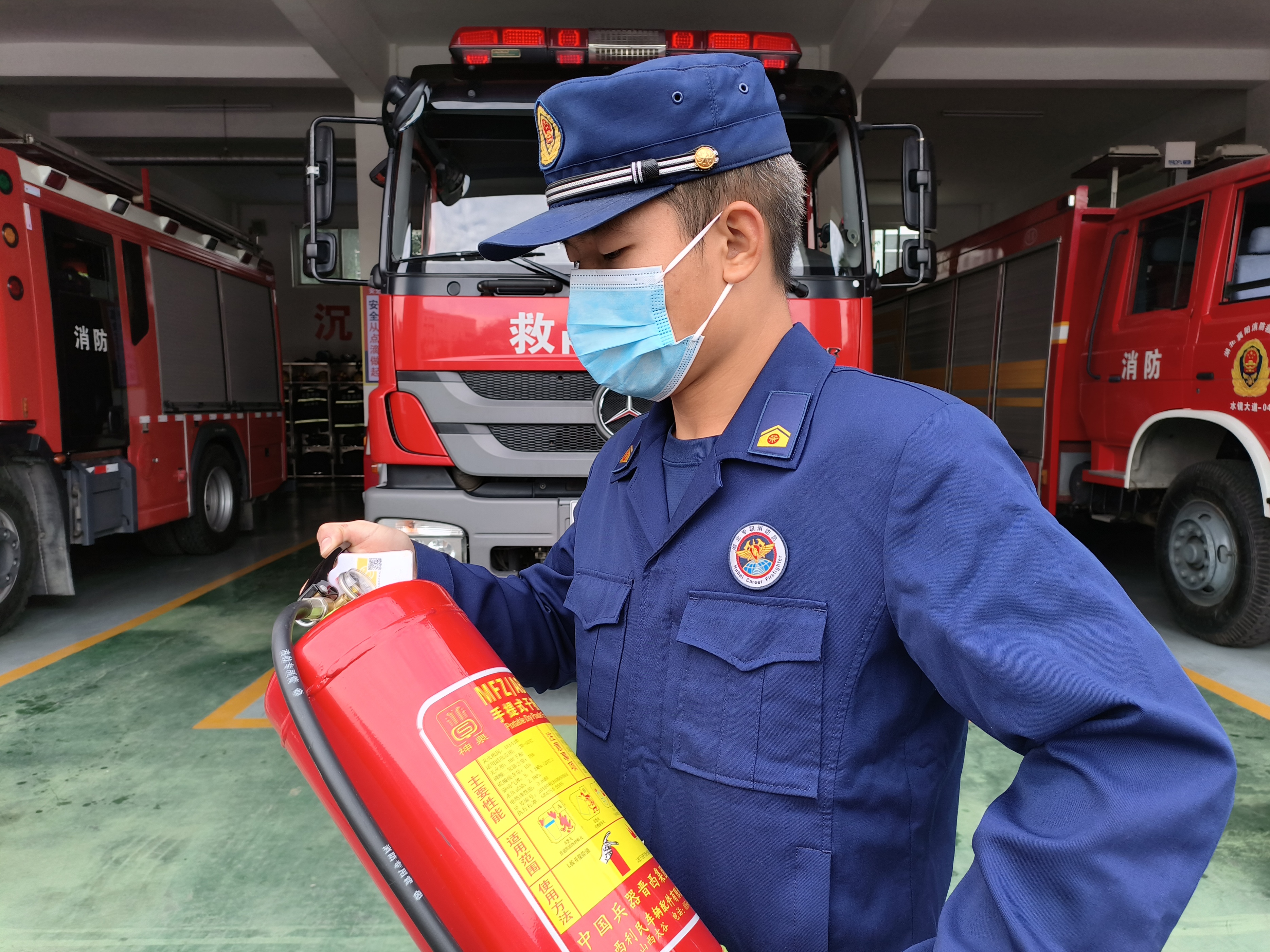 如何正确使用灭火器简单,消防员使用灭火器