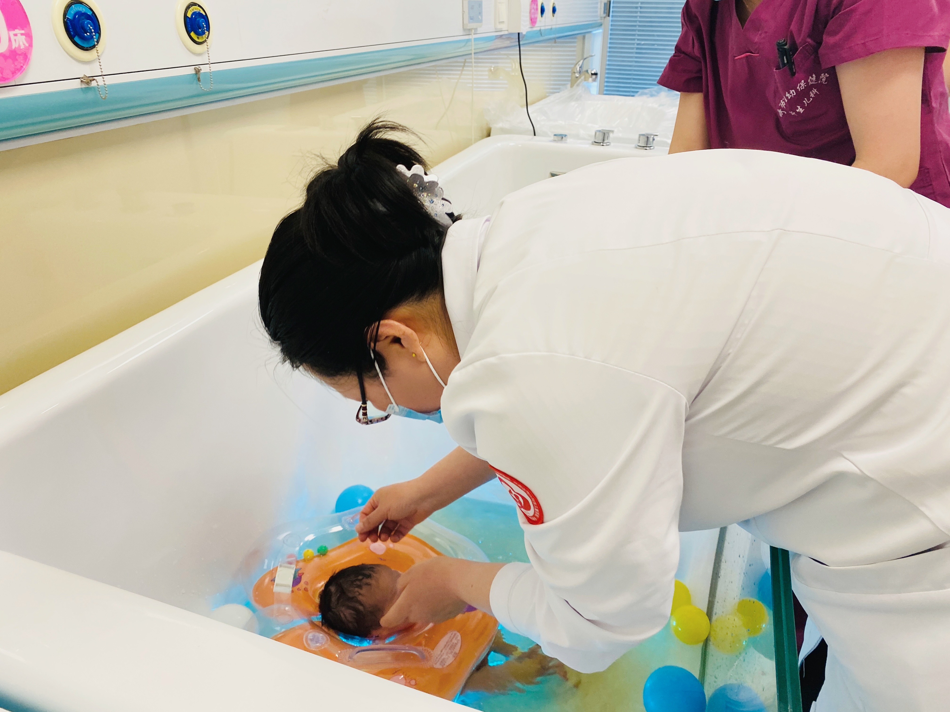 “双首”行动北京儿童医院联合呼市妇幼保健院成立新生儿药浴中心