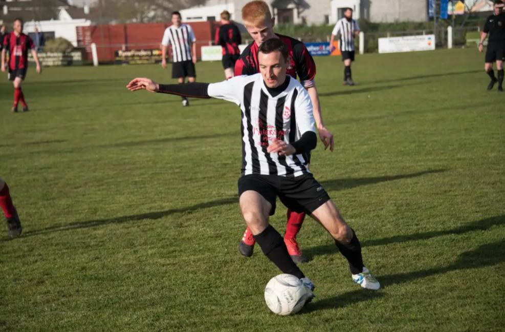 你可知足坛中曾有过这样一名后卫，从未伤过人，受伤的永远是自己