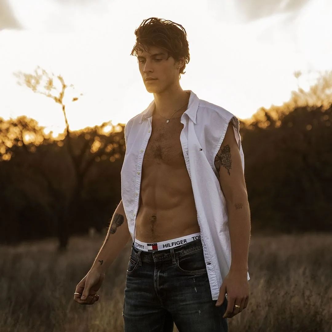 24岁的加拿大小鲜肉最新时尚杂志封面，肌肉身材非常性感