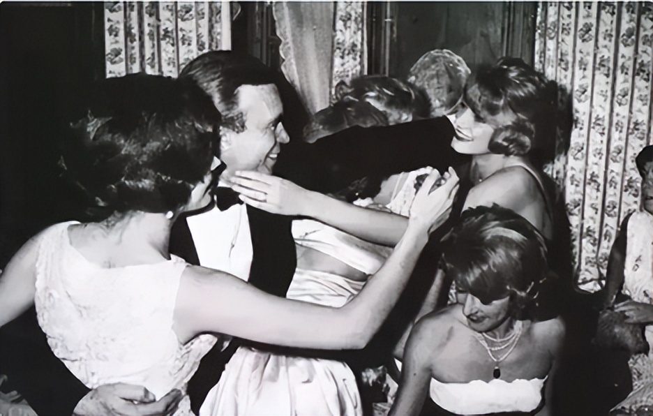 “软饭王”鲁维罗萨：娶过5位富婆，被送轰炸机和超跑，56岁身亡