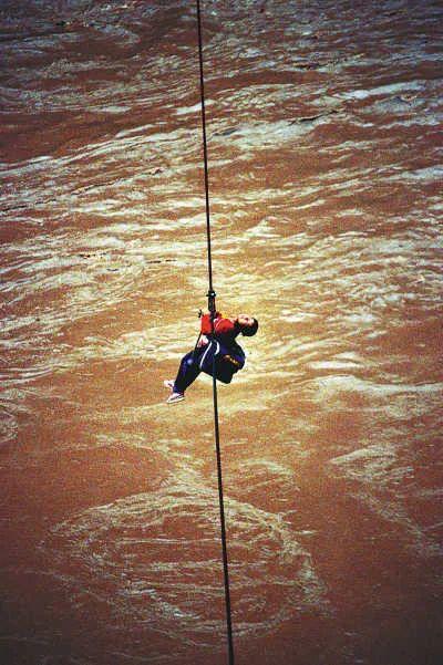 对赚钱毫不在意却年入6000亿，中国最佛系快递凭啥吊打美国邮政？