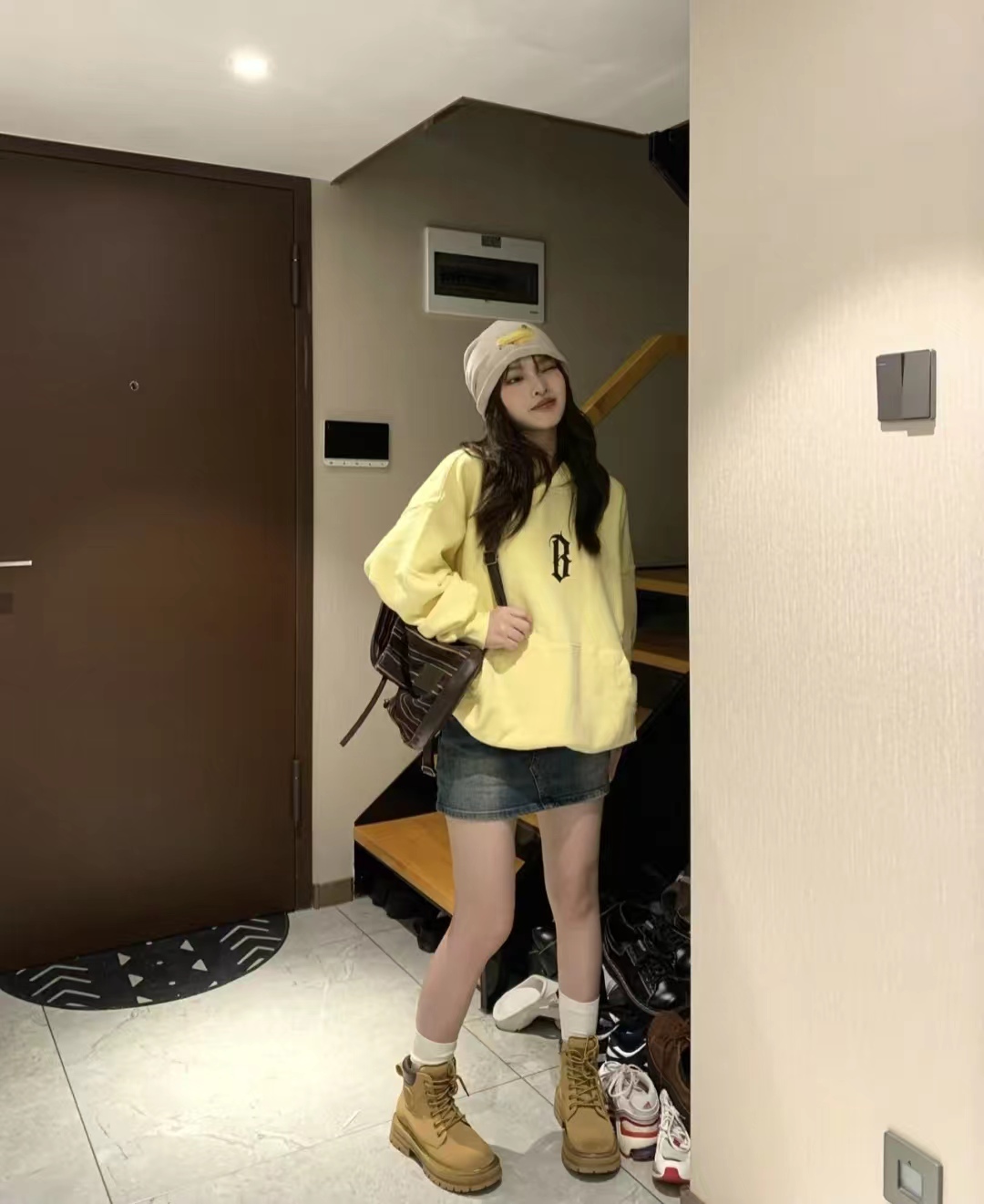 卫衣搭配什么裤子穿起来比较好,卫衣怎么同外套搭配才好看