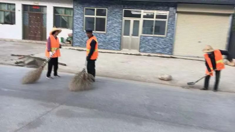 辛店镇持续开展路域环境整治行动,两城镇不断加大环境卫生整治力度
