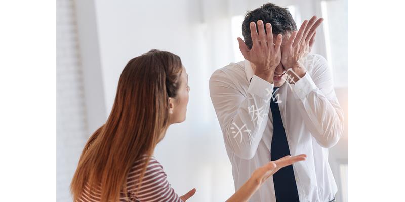 我坐月子,母亲说摔伤腿不能来,出月子后去娘家,见到母亲我愣住