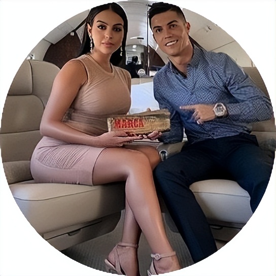 乔治娜晒与c罗旧胖妹时合照,乔治娜发文称赞c罗