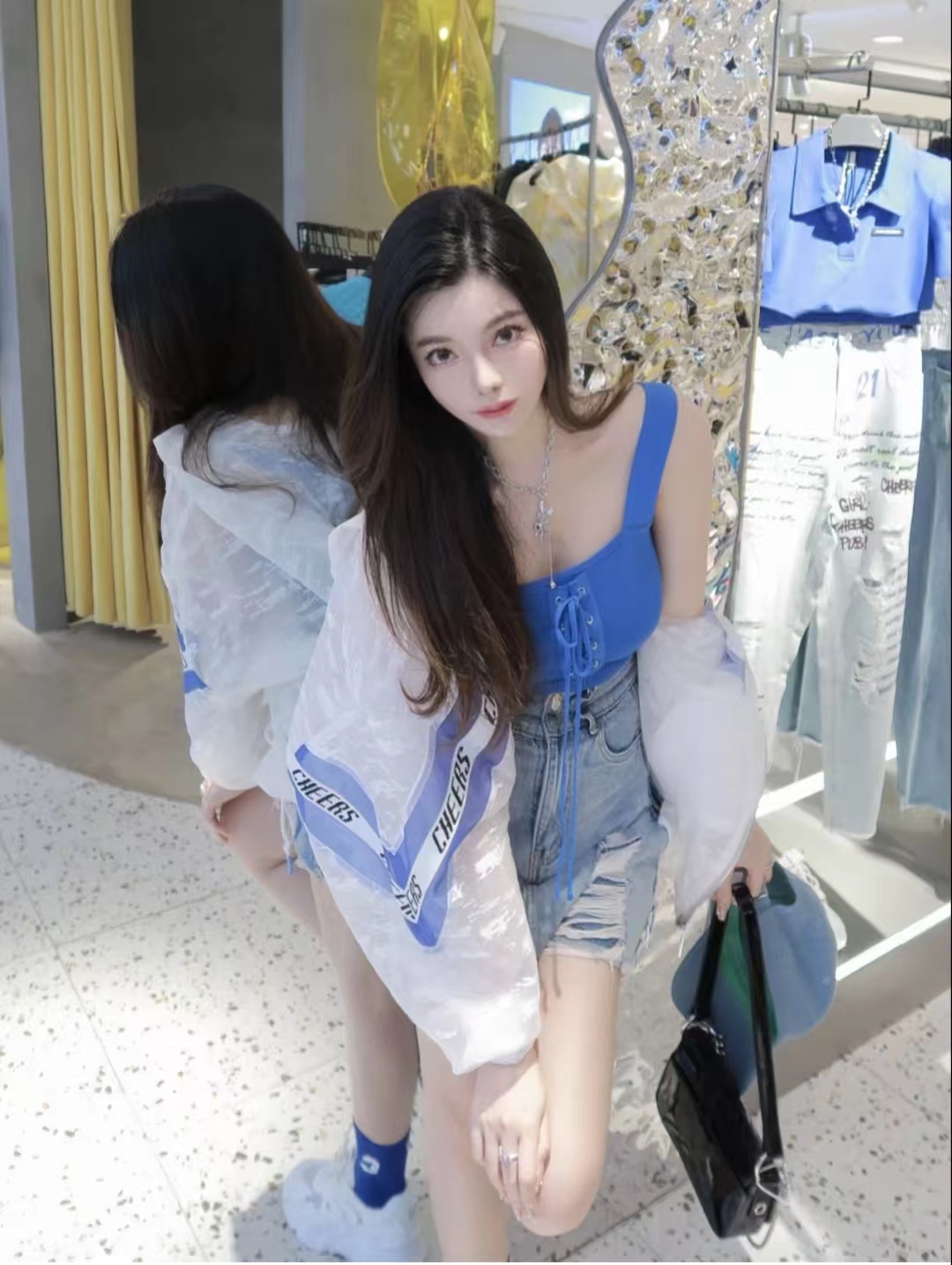 冬季包臀牛仔短裙搭配什么上衣,牛仔短裙配什么上衣比较好看女