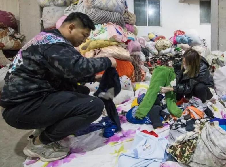 不起眼的暴利小生意回收旧衣服 (新手旧衣回收一个月能赚多少)