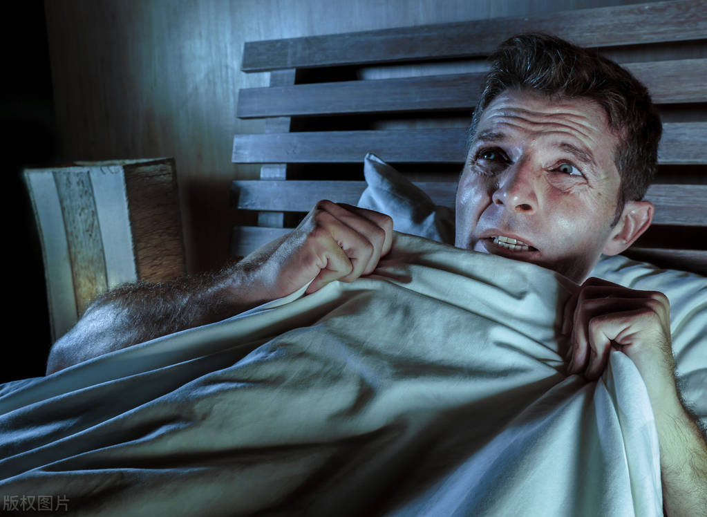 睡觉时身体频繁抖吃什么钙片,睡觉时身体频繁猛抖一下怎么回事