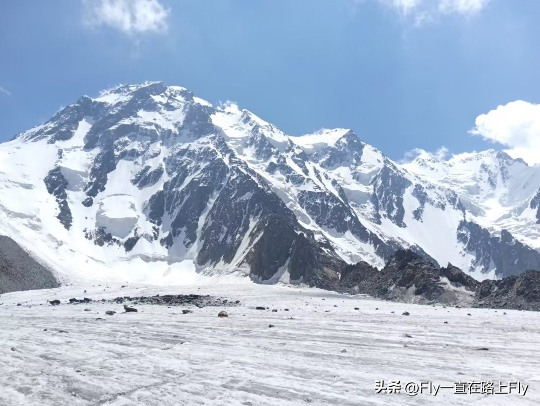 穿越博格达峰脚下冰湖之旅,徒步穿越新疆博格达峰
