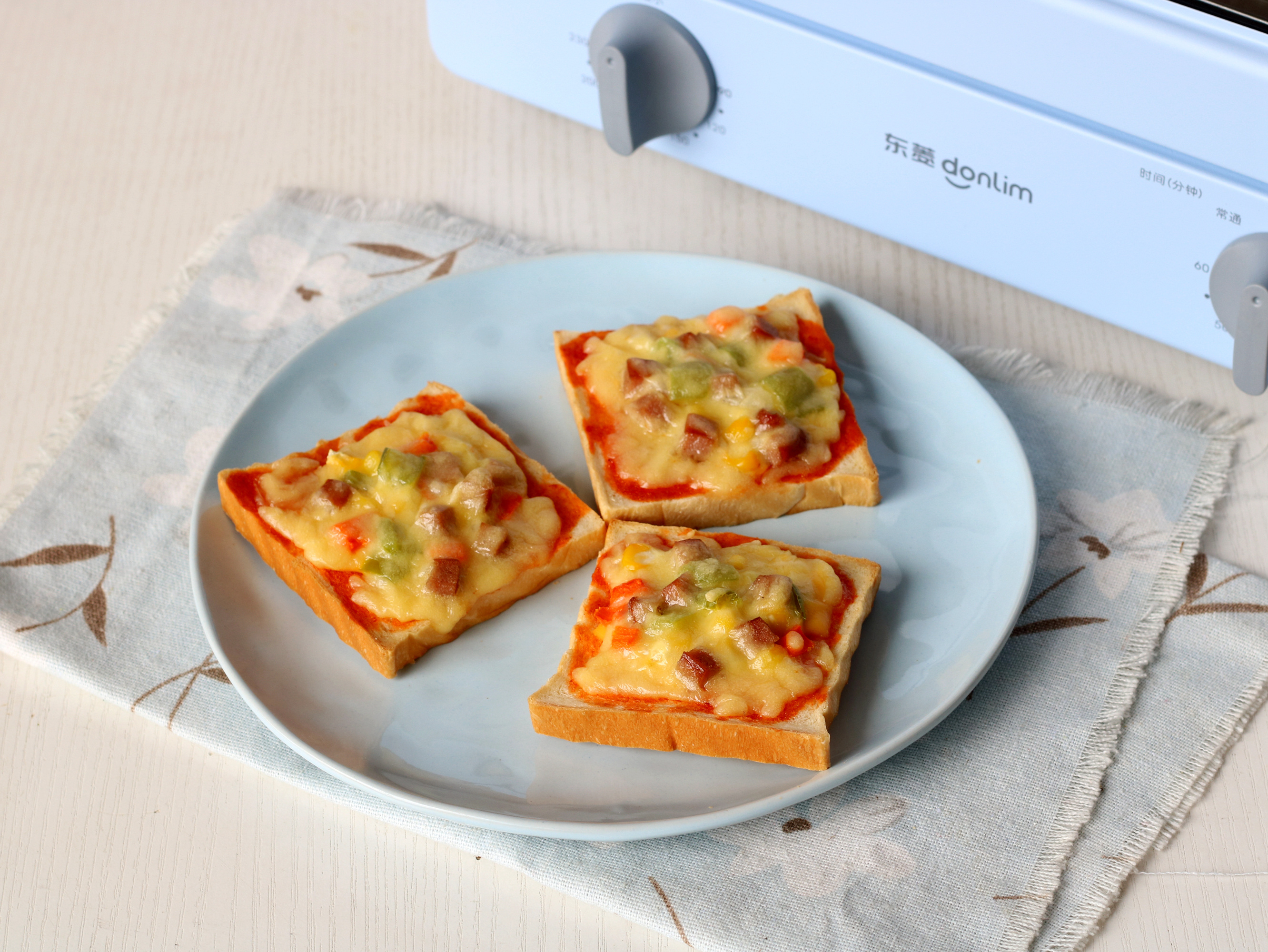 用吐司做迷你小披萨,如何用吐司做披萨简单又好吃