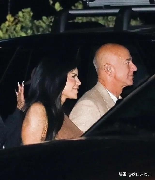 贝索斯携女友恩爱现秀场前排,贝索斯与女友出席活动