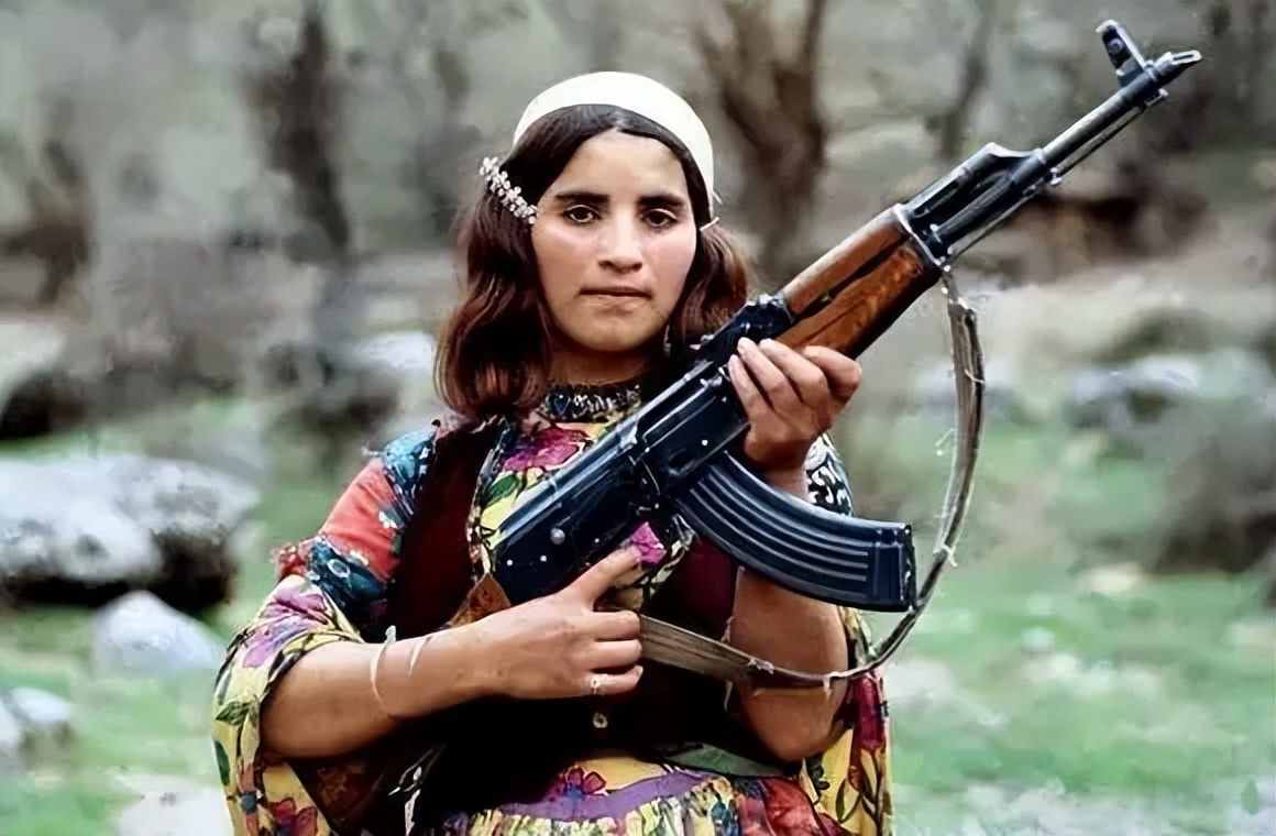 ak47从桥上打水里可以射多远,ak47多少米能用手接住