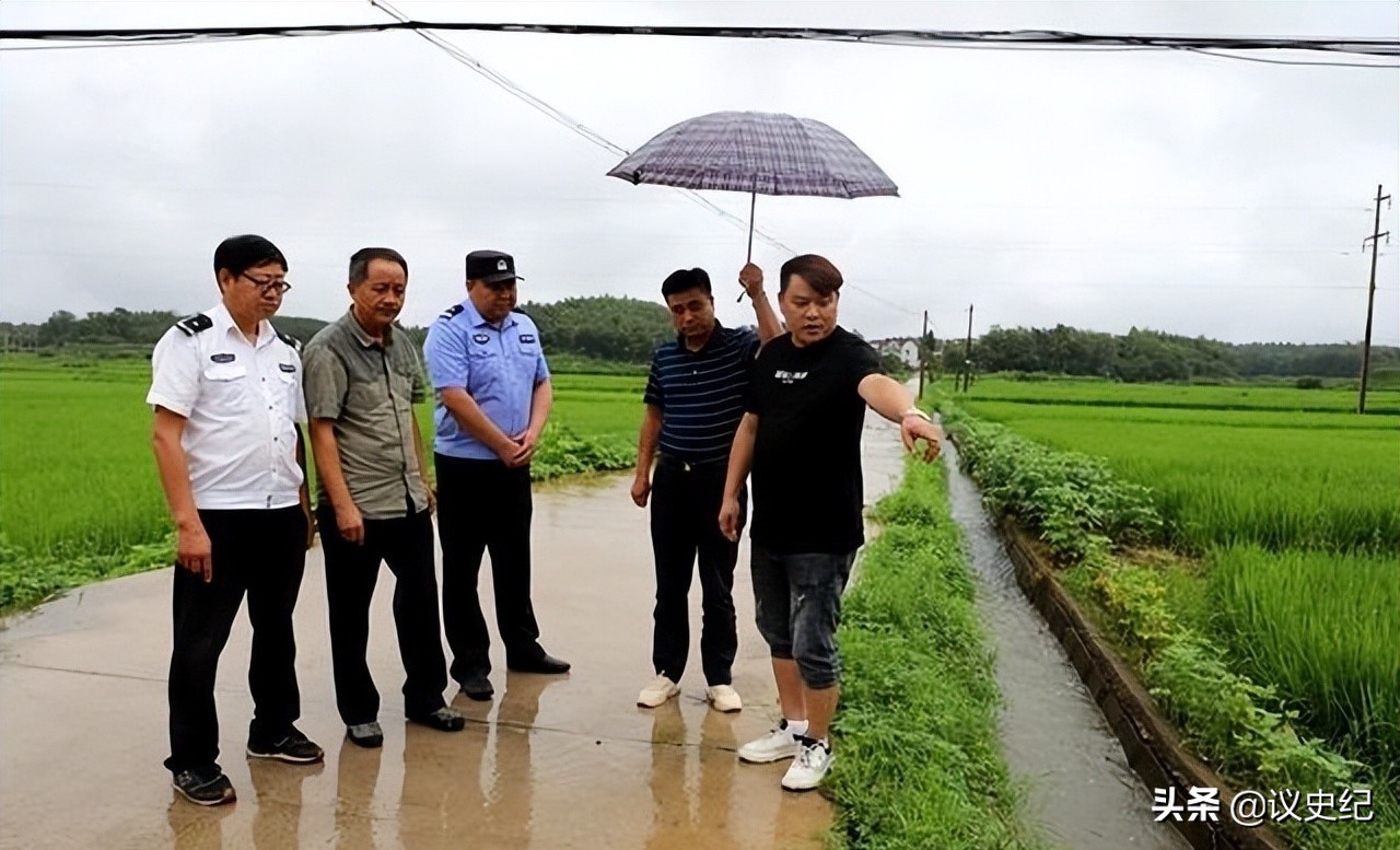 2012男子在野外捡到了小乌龟,男子捡了一个小乌龟最后被抓