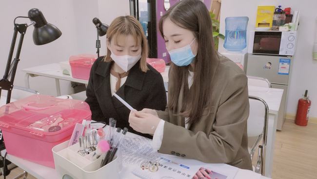 当美甲学徒的真实经历,美甲学徒一般多久出师