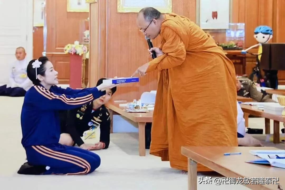 重磅！被雪藏半年之久的诗妃闪现，和国王身穿情侣装亮相