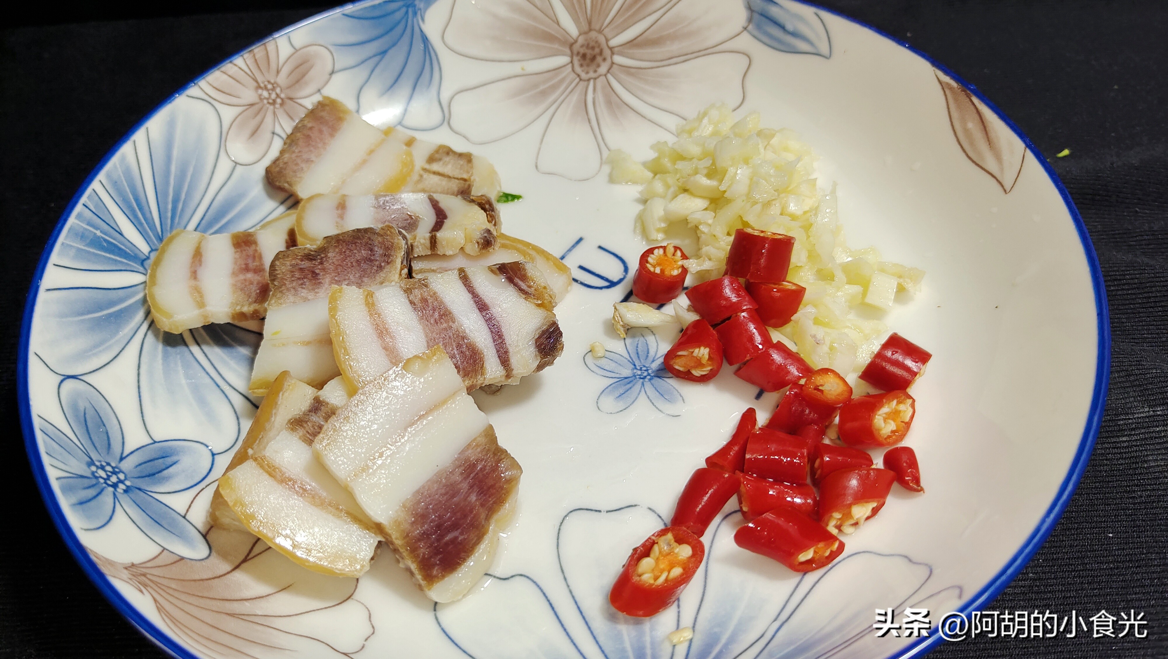 腊肉炒菜心：春天这菜“金不换”！脆嫩清甜营养丰富，谁吃谁说好