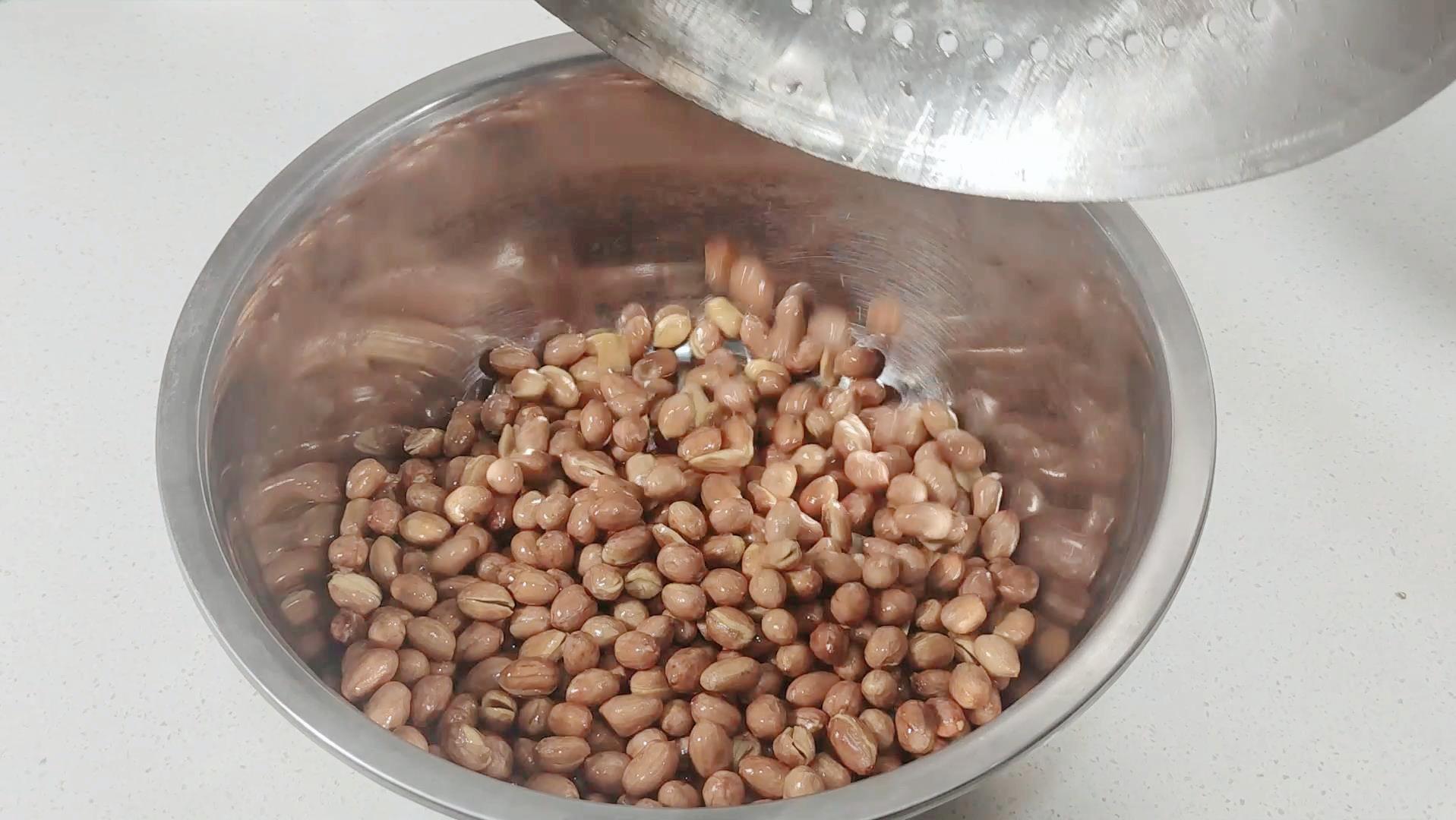 油炸花生米怎么放保持长久的酥脆,油炸花生米要不要泡一下