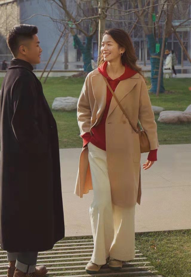 卫衣式毛衣怎么搭配羊绒大衣,棉衣卫衣毛衣时尚搭配御寒不臃肿