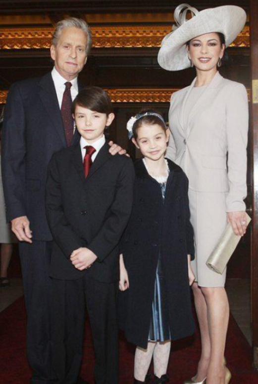 泽塔·琼斯：守了花心老公23年，女儿像父亲，儿子遗传她的高颜值