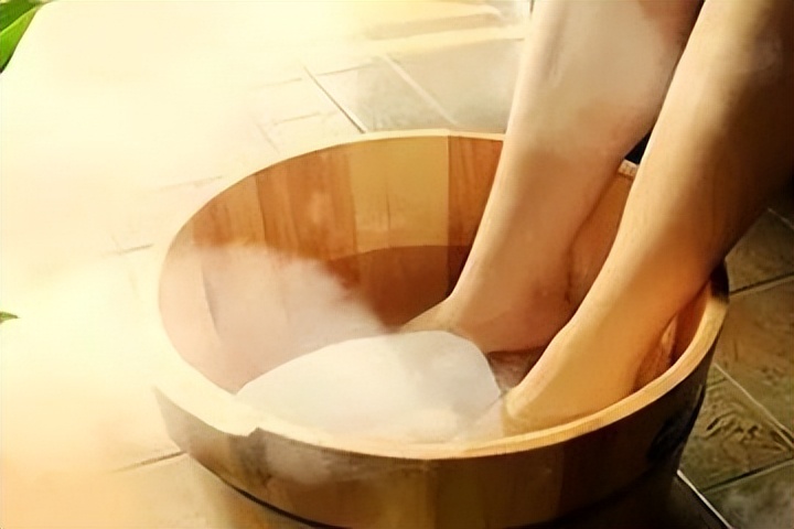 脚底板爱进风什么原因,脚底板走路磨起茧子怎么去