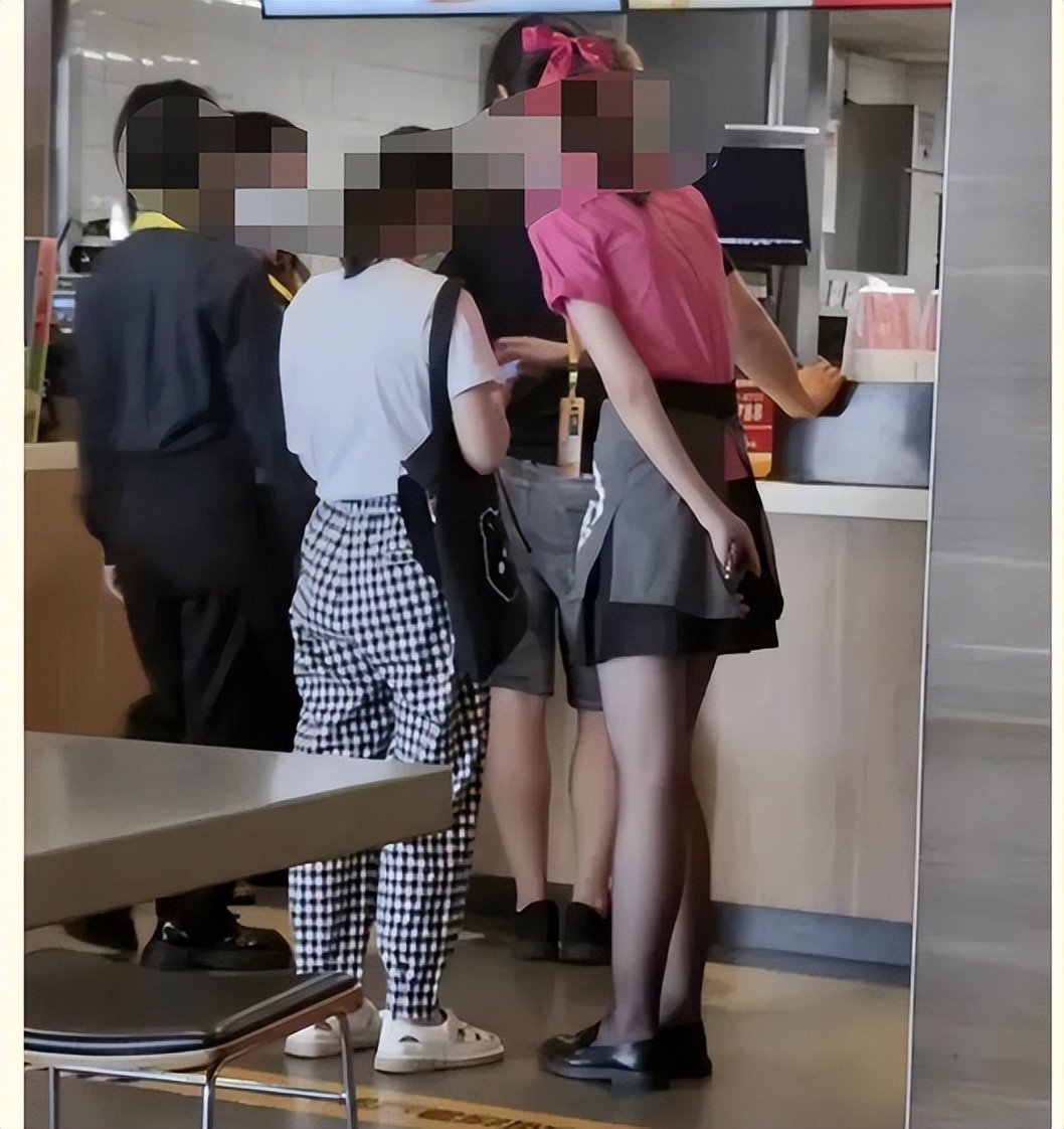 麦当劳里面的制服,麦当劳制服一样吗