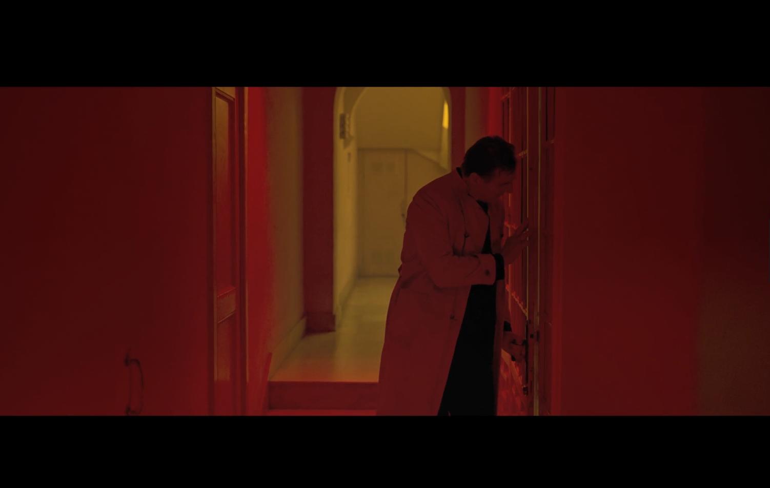 第72分钟，马洛溜进科巴塔俱乐部，顺手穿上了一件风衣