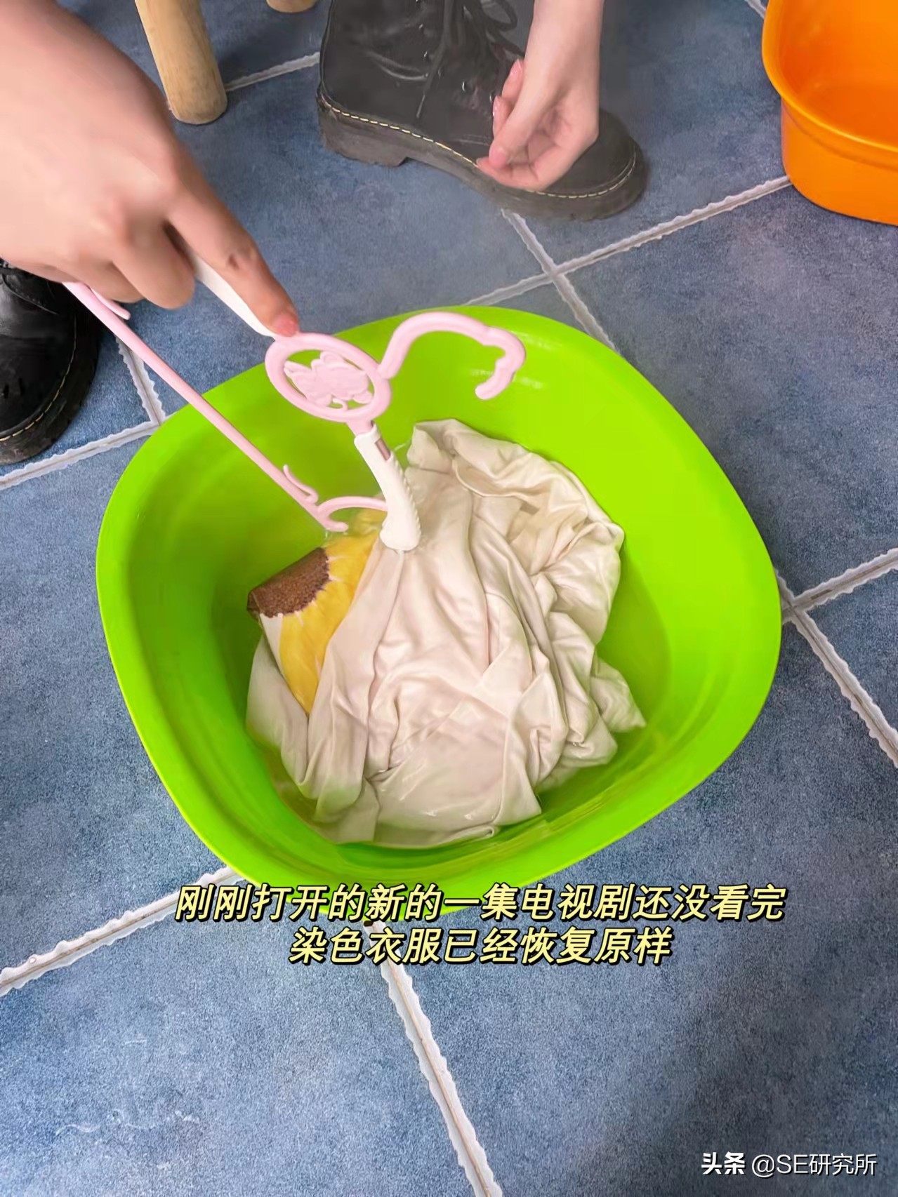 白色衣服被漂红了怎么恢复,白色衣服被漂成黄色怎么恢复原色