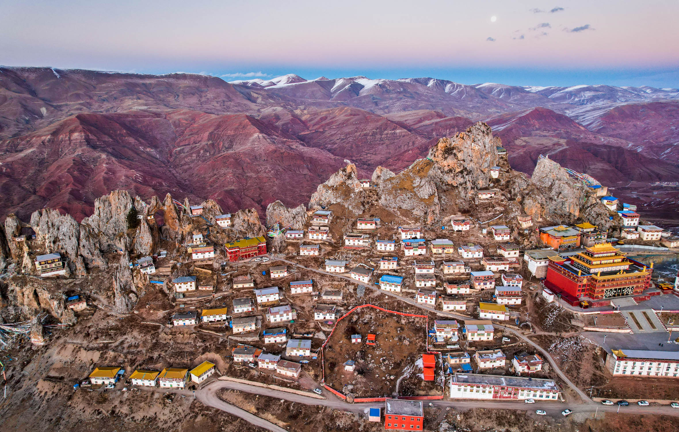 *藏西**东部小城，风光举世闻名，满街都是虫草店，一生一定要游一次