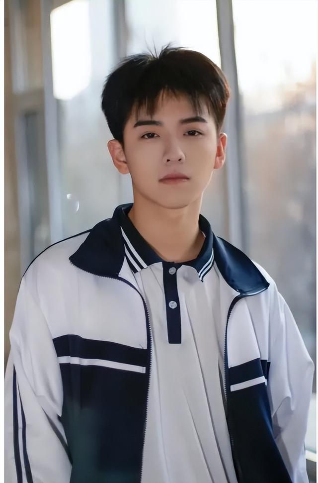 四川男高中生长得太帅走红,四川高中男生因长相太帅走红