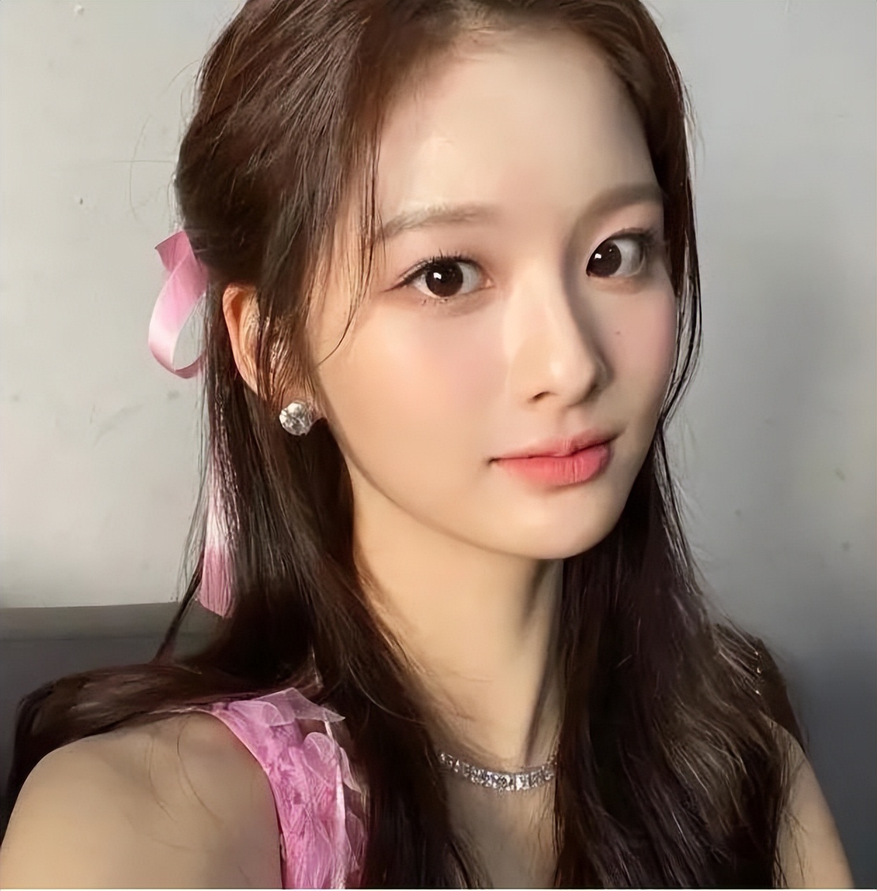 JYP新团出道即受关注，成员雪允因颜值出圈，却被指不尊重粉丝？