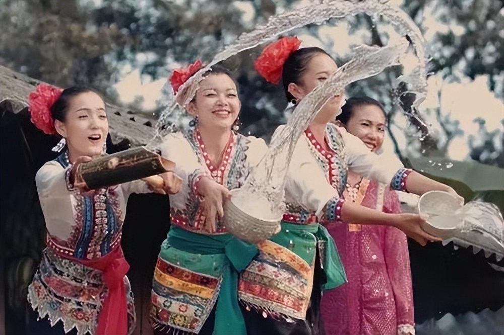 云南西双版纳傣族泼水节一览表,西双版纳一年一度的傣族泼水节