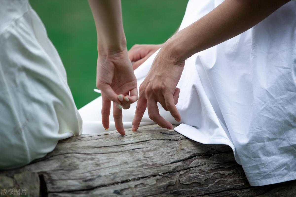 前夫再婚后被他老婆戴绿帽，醉酒时给我打电话：好想回到你身边