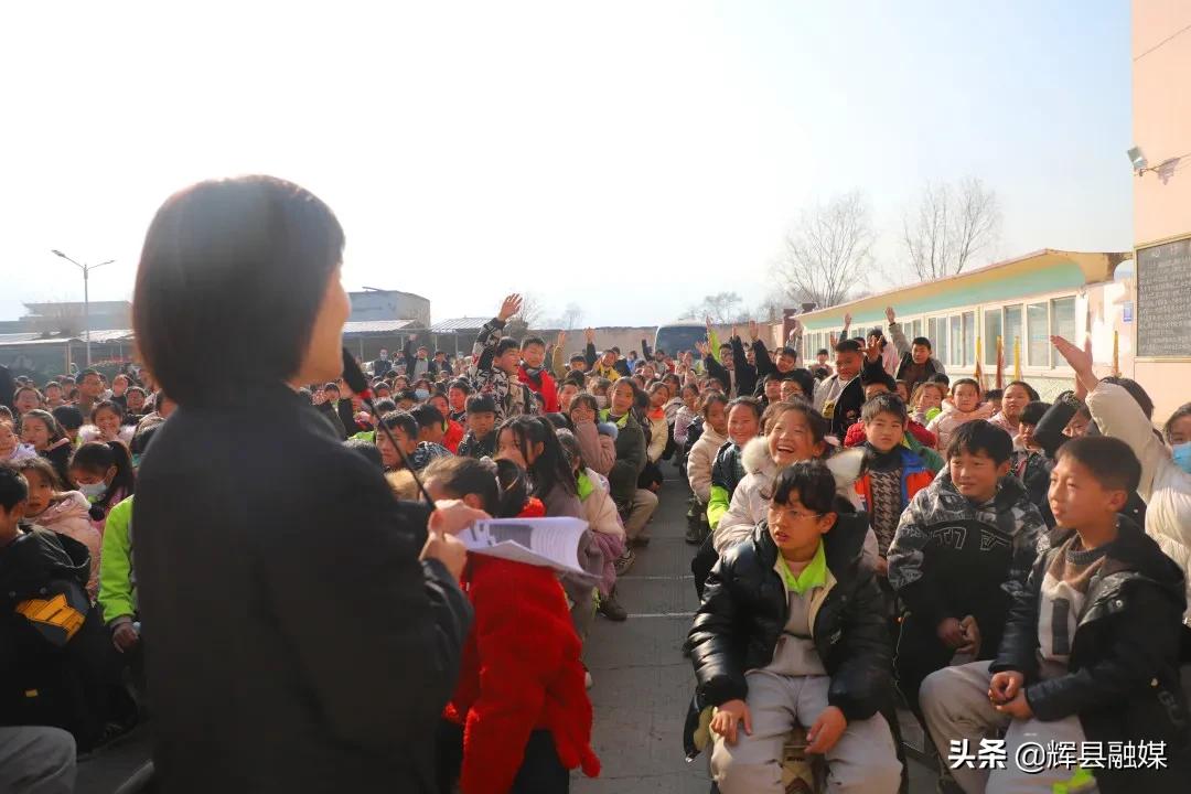 河南辉县丨法治护航成长路——市检察院走进南村镇中心校开展“送法进校园”活动