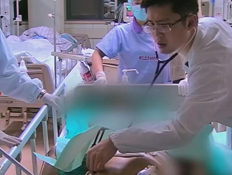 53岁父亲遭受车祸九死一生,父亲被卡车拦腰碾压救活了吗