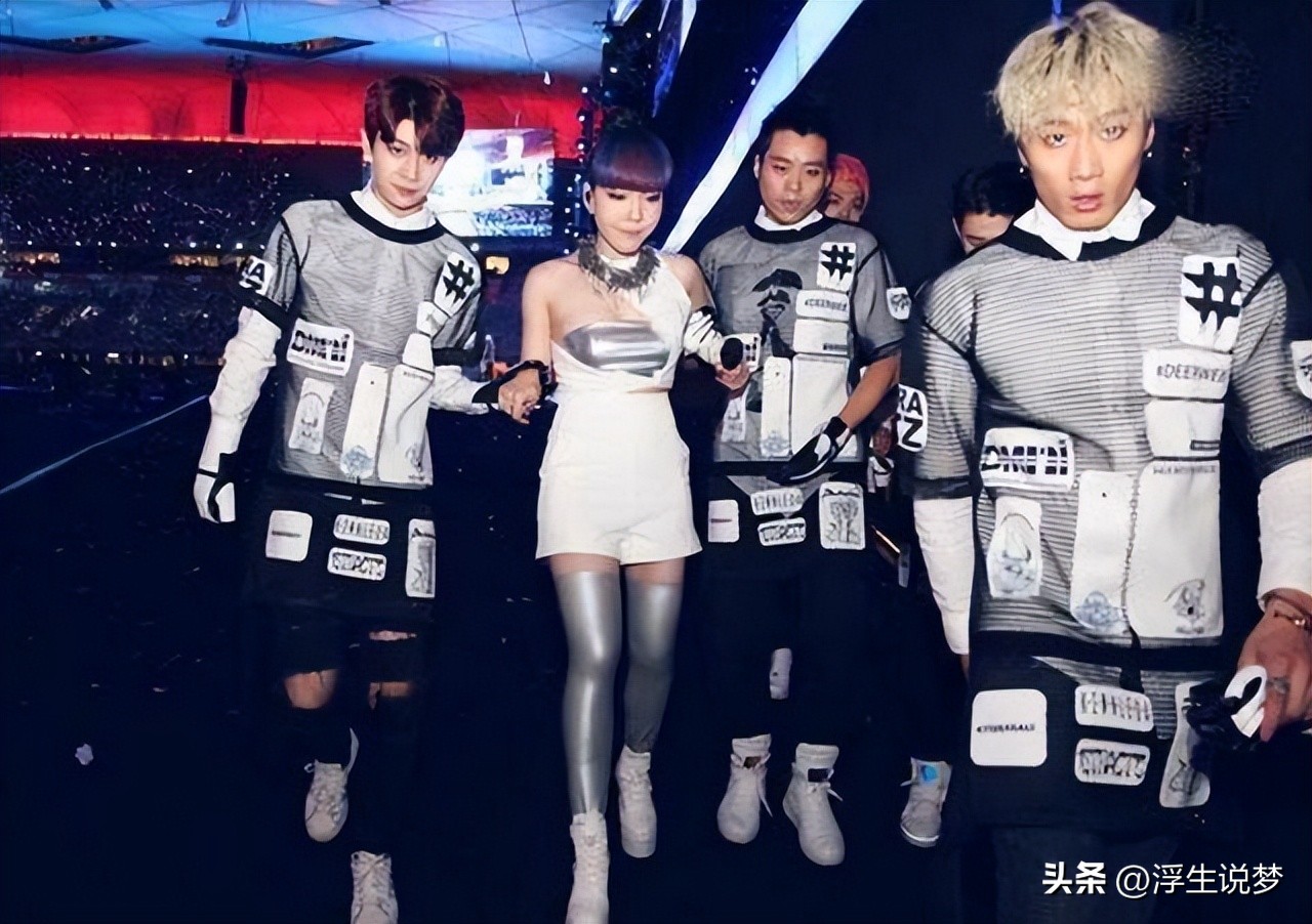 助理伺候明星跪下打伞,助理跪下伺候明星洗脚穿鞋