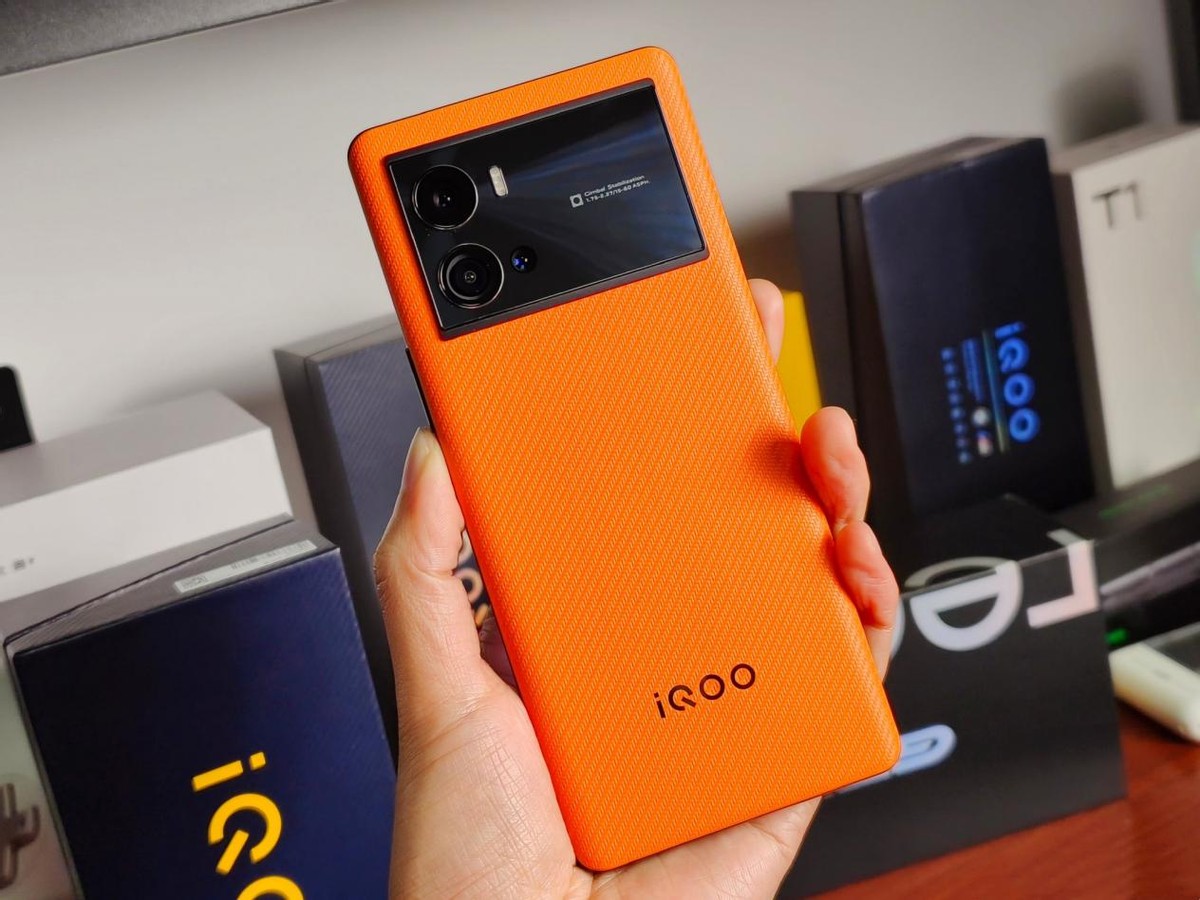 12+512G卖5699，双芯加持+120W快充，iQOO9Pro贵吗