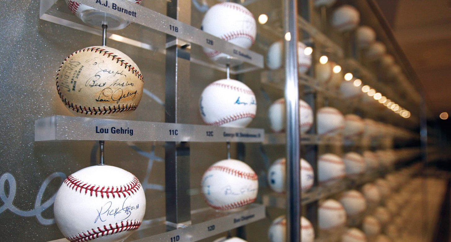 父亲节带着爸爸一起踢球,父亲节孩子和爸爸的篮球互动