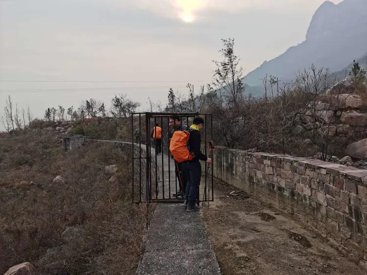 绝壁大梯白云寺,徒步白云寺