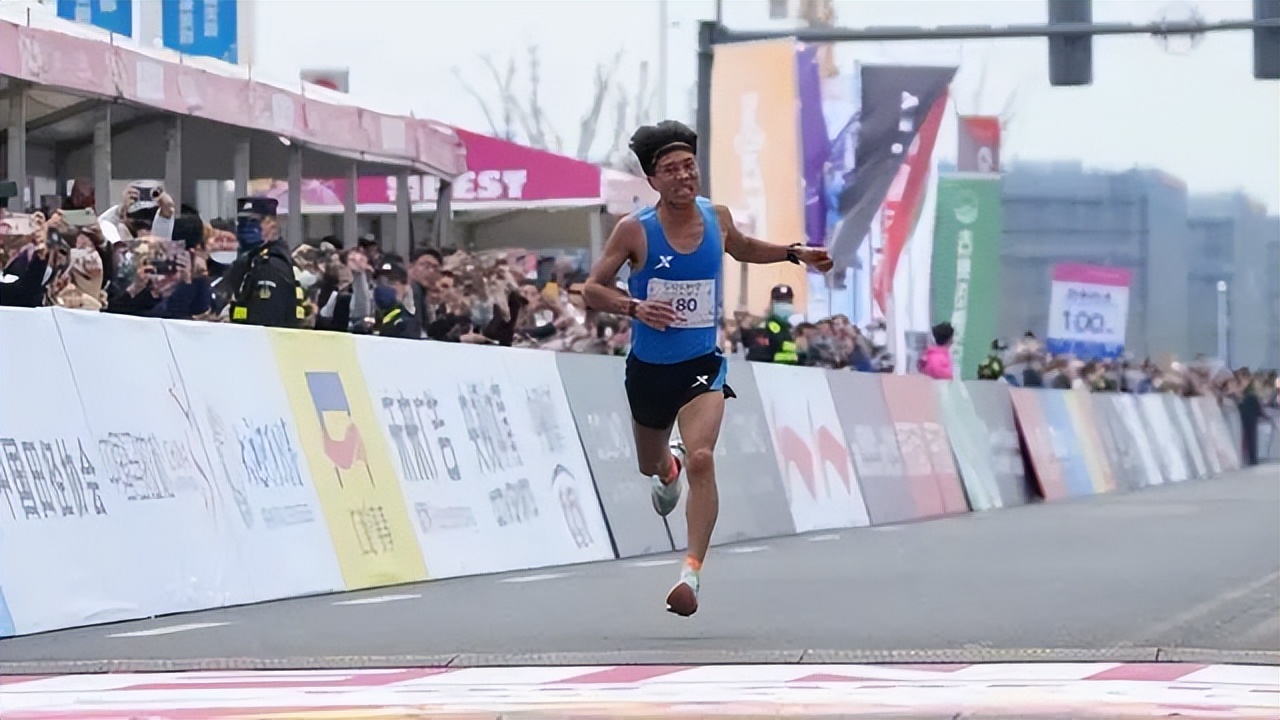 武汉马拉松冠军何杰接受采访,武汉何杰打破马拉松全国纪录