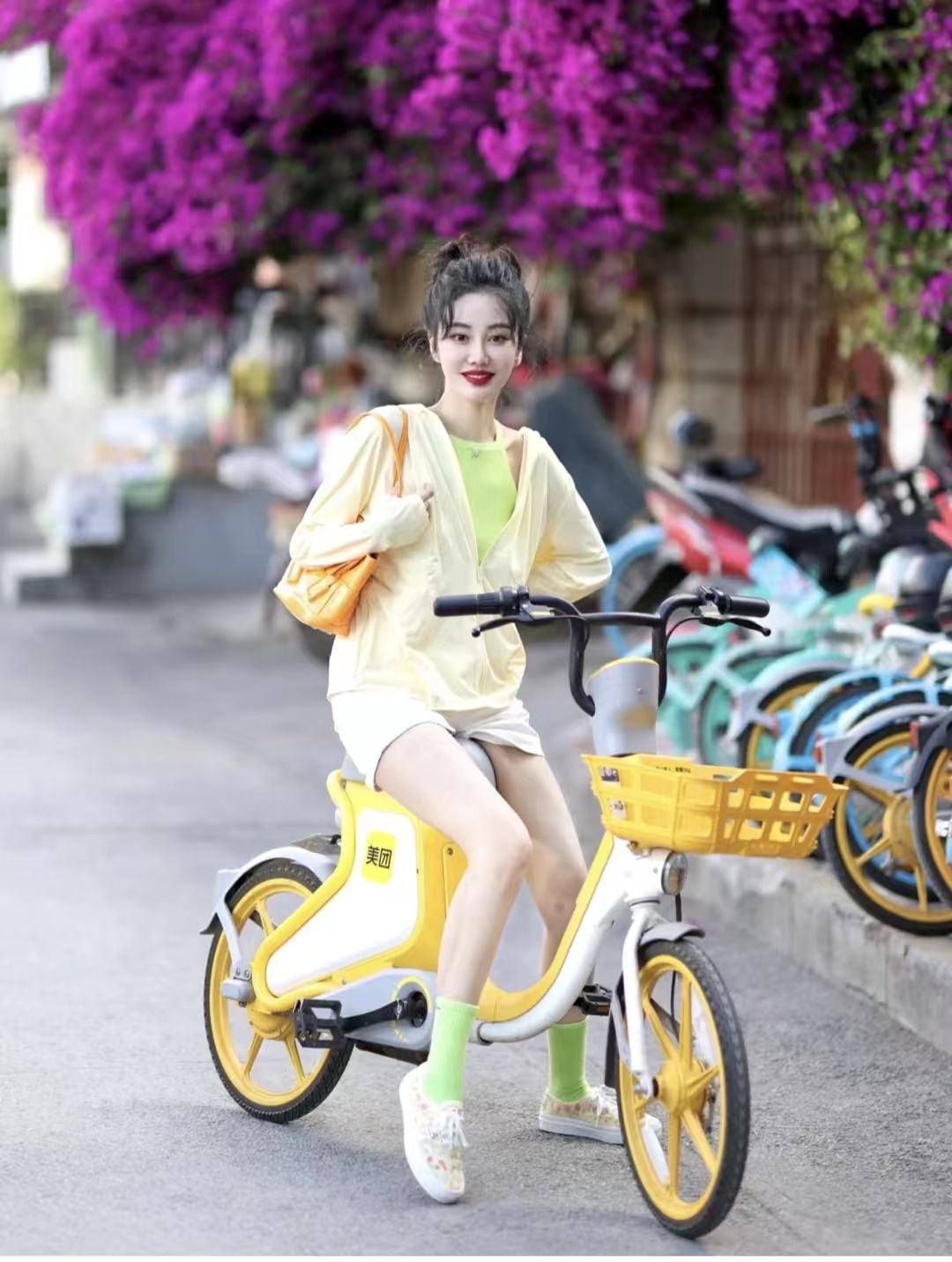 白短裤子怎么搭配衣服和鞋子图片,条纹白色短裤配什么上衣男士